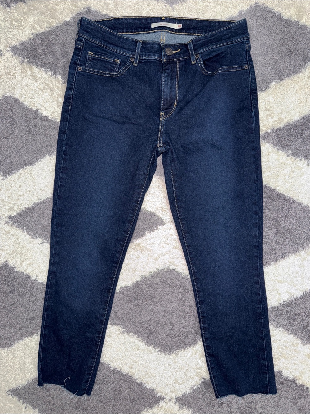 Levi Strauss 711 Skinny dark wash raw hem capris size 28